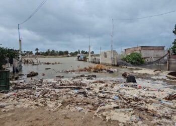 Huracán Polo rompe bordo de contención y desborda el mar en Puerto San Carlos, BCS