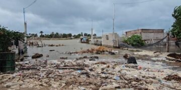 Huracán Polo rompe bordo de contención y desborda el mar en Puerto San Carlos, BCS