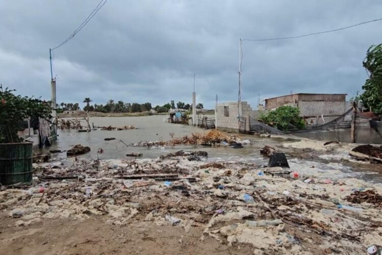 Huracán Polo rompe bordo de contención y desborda el mar en Puerto San Carlos, BCS