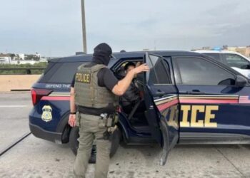 Agente de ICE dispara a venezolano en Texas; exigen investigar abuso
