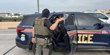 Agente de ICE dispara a venezolano en Texas; exigen investigar abuso