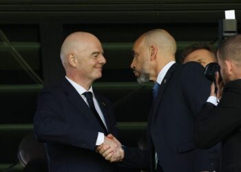 Bajo presión, Infantino evalúa repartir las reservas millonarias de FIFA entre las 211 federaciones