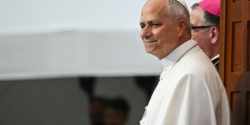 Papa León XIV pide a la Iglesia asumir fallas antes de escuchar a víctimas de abusos en Francia