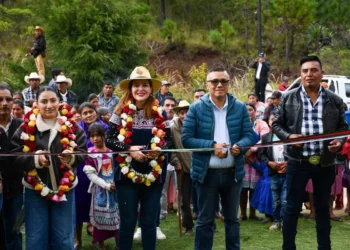 Inauguran carretera en Pinabetal para mejorar la movilidad de sus habitantes