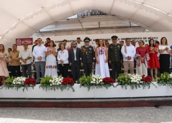 Fabiola Ricci encabeza desfile cívico-militar por el 216 Aniversario de la Independencia de México
