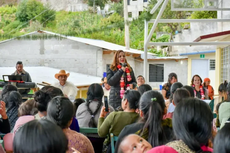 Inaugura Fabiola Ricci domo en San Luis Chupactic 