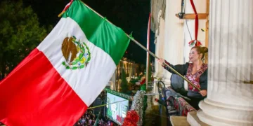 Fabiola Ricci encabeza el Grito de Independencia ante una Plaza llena de orgullo y tradición