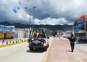 Tránsito Municipal y Servicios Públicos realizan recorrido para liberar banquetas en el Periférico Norte