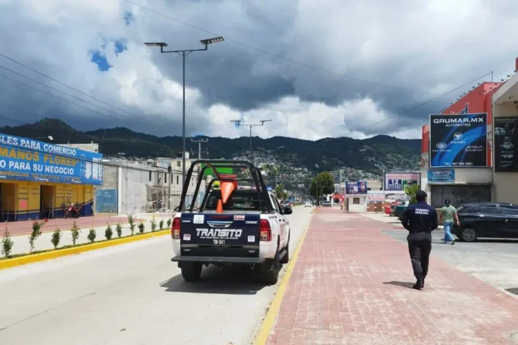 Tránsito Municipal y Servicios Públicos realizan recorrido para liberar banquetas en el Periférico Norte