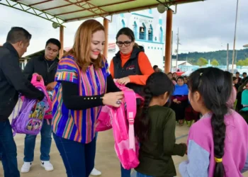 Entregan mochilas y útiles escolares a estudiantes en la Comunidad de Los Llanos