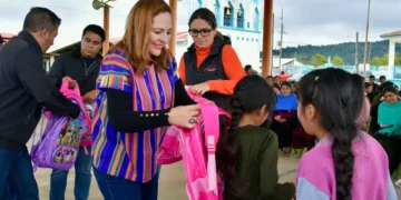 Entregan mochilas y útiles escolares a estudiantes en la Comunidad de Los Llanos