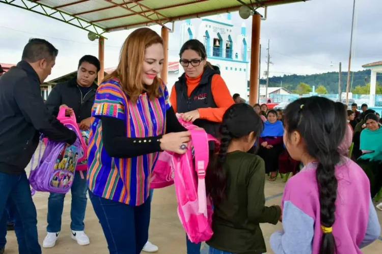 Entregan mochilas y útiles escolares a estudiantes en la Comunidad de Los Llanos