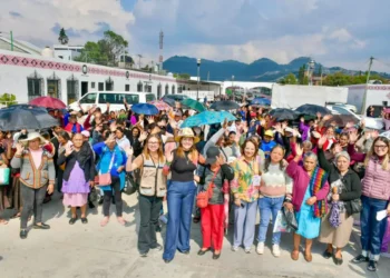 Ayuntamiento y DIF Municipal entregan tambos para la captación de agua pluvial en San Cristóbal