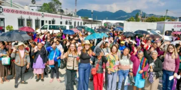 Ayuntamiento y DIF Municipal entregan tambos para la captación de agua pluvial en San Cristóbal