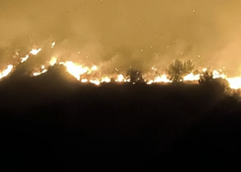 Voraz incendio forestal acorrala a Villa de Leyva, joya turística de Colombia