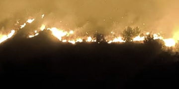 Voraz incendio forestal acorrala a Villa de Leyva, joya turística de Colombia