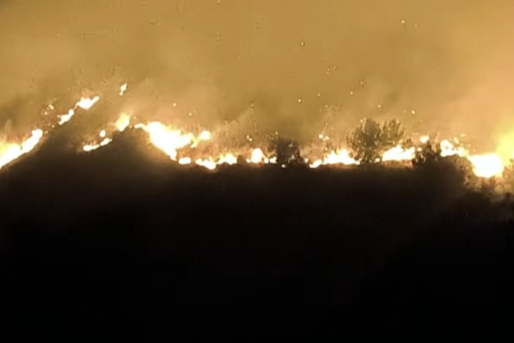 Voraz incendio forestal acorrala a Villa de Leyva, joya turística de Colombia