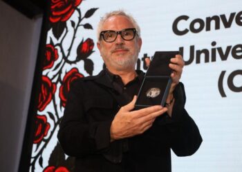 FICM: Alfonso Cuarón recibió la Medalla Filmoteca UNAM y ¡celebró con un Goya!