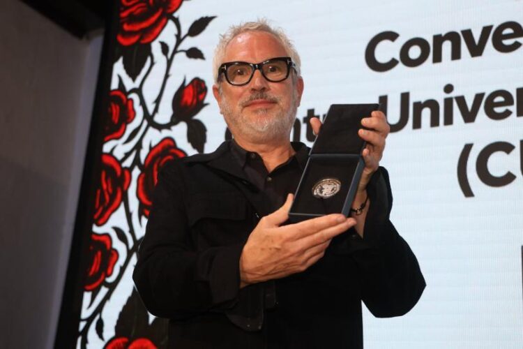 FICM: Alfonso Cuarón recibió la Medalla Filmoteca UNAM y ¡celebró con un Goya!