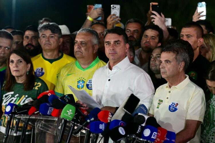Flávio Bolsonaro desconoce triunfo de Lula y pedirá anular el balotaje