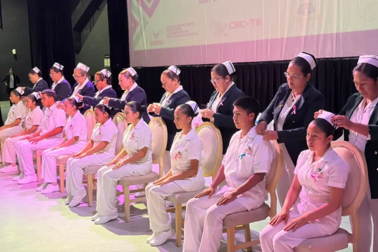CECyT 20 San Cristóbal realiza ceremonia de imposición de cofias e insignias