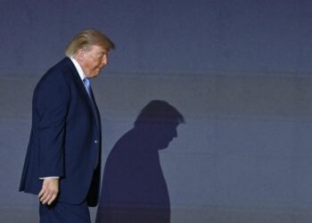 Chatbot de Trump contradice sus afirmaciones y luego se modera