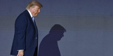 Chatbot de Trump contradice sus afirmaciones y luego se modera