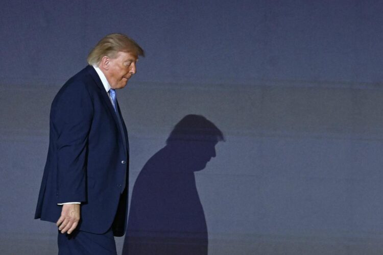 Chatbot de Trump contradice sus afirmaciones y luego se modera