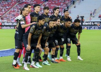 Chivas estrena uniforme negro y vence 1-0 al Necaxa en la jornada 13 de la Liga Mx