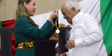 Imponen Medalla al Mérito Cívico “José Artemio Aguilar” al presbítero Joel Padrón González