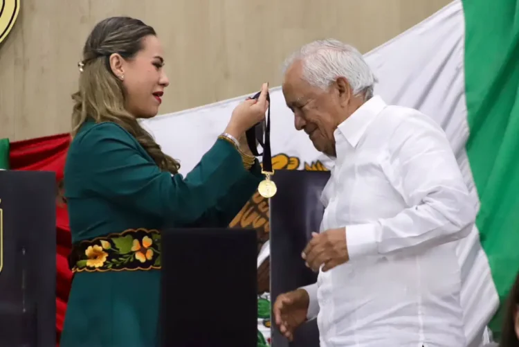 Imponen Medalla al Mérito Cívico “José Artemio Aguilar” al presbítero Joel Padrón González