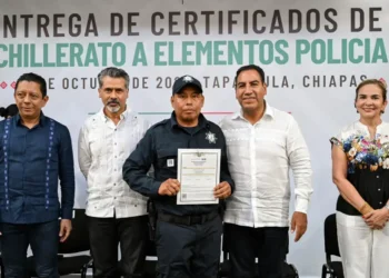 Eduardo Ramírez entrega certificados de bachillerato a policías de seis municipios