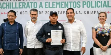 Eduardo Ramírez entrega certificados de bachillerato a policías de seis municipios