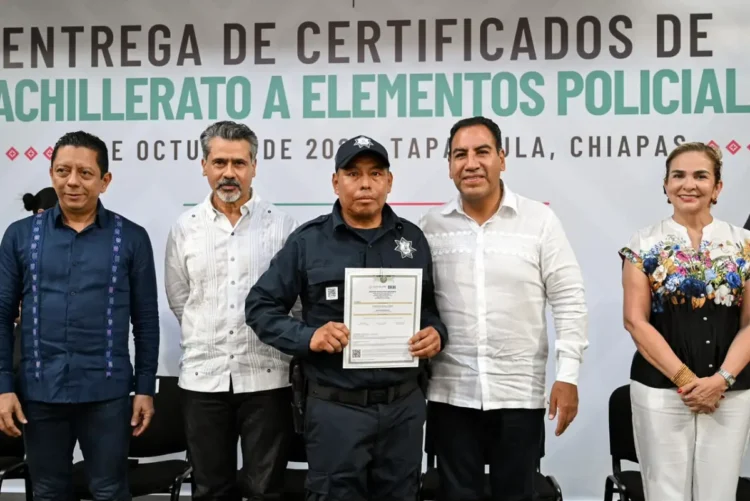 Eduardo Ramírez entrega certificados de bachillerato a policías de seis municipios