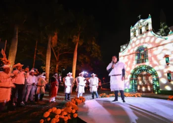 Eduardo Ramírez y Sofía Espinoza honran las raíces y la espiritualidad de Chamula con el Día de las Almas