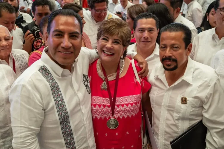 Eduardo Ramírez entrega la Medalla al Mérito “Notaria Laura Martínez Chanona” 