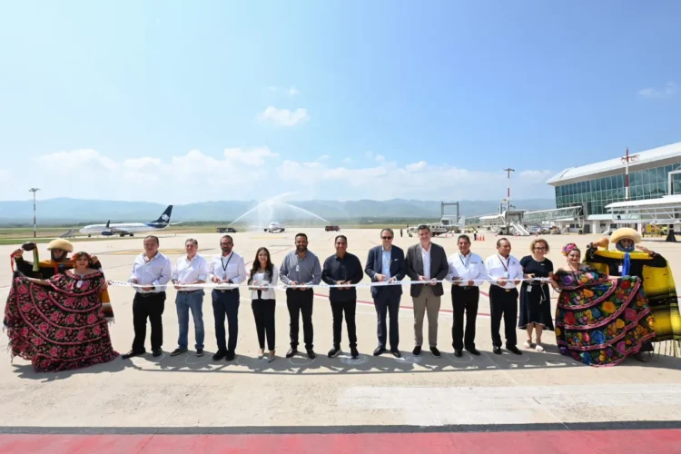 Eduardo Ramírez inaugura la ruta aérea Tuxtla Gutiérrez-Houston de United Airlines