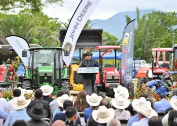 Eduardo Ramírez fortalece la productividad agropecuaria y la atención de la salud de las mujeres