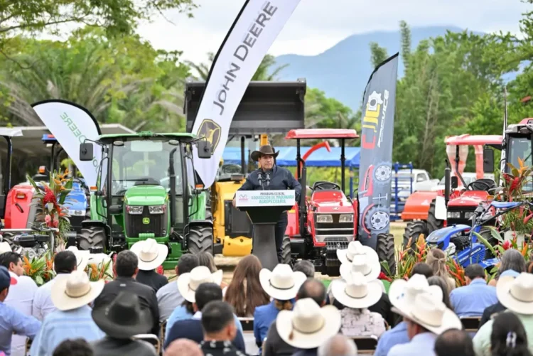 Eduardo Ramírez fortalece la productividad agropecuaria y la atención de la salud de las mujeres