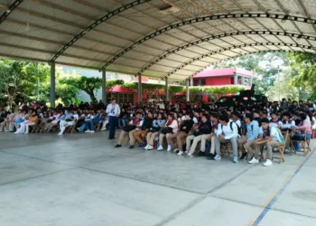 FGE, SSP y Salud impartieron pláticas de prevención en el Cecyte de Villaflores