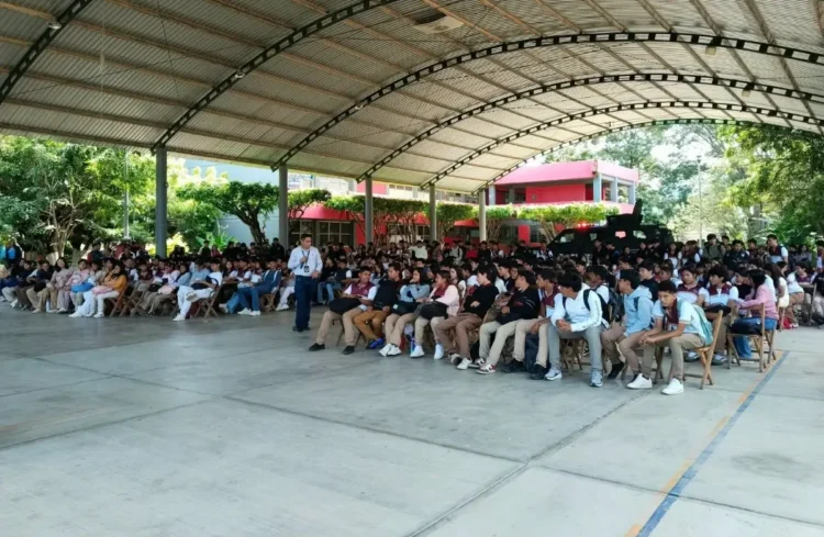 FGE, SSP y Salud impartieron pláticas de prevención en el Cecyte de Villaflores
