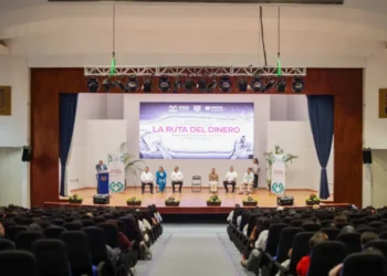 Secretaría de Finanzas y ONU imparten conferencia sobre lavado de activos y trata de personas a estudiantes de la Unach