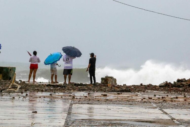 Huracán Rachel se degrada a categoría 1; mantiene alerta en el Pacífico mexicano