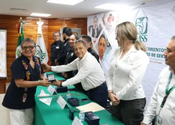 Reconoce IMSS Chiapas trayectoria de trabajadores con medallas de plata por años de servicio