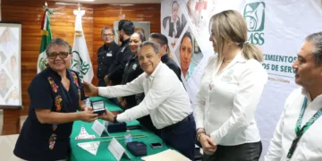 Reconoce IMSS Chiapas trayectoria de trabajadores con medallas de plata por años de servicio