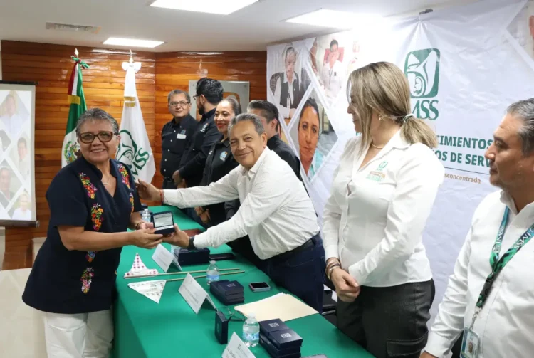 Reconoce IMSS Chiapas trayectoria de trabajadores con medallas de plata por años de servicio