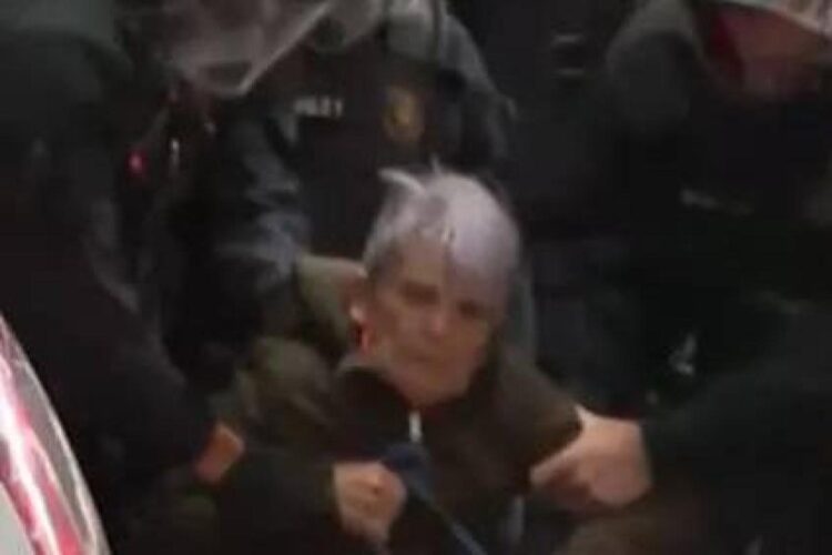 Otro desalojo en España: madre soltera y su hijo de nueve años a la calle a pesar de pagar la renta