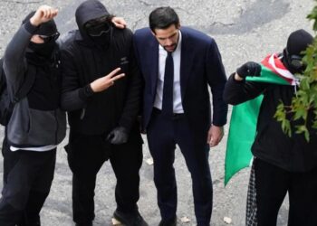 Vinculan a político francés con un grupo de encapuchados previo a disturbios