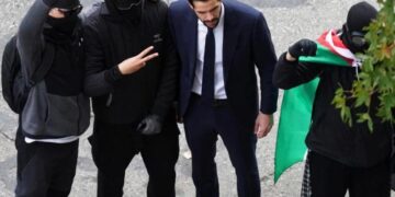 Vinculan a político francés con un grupo de encapuchados previo a disturbios