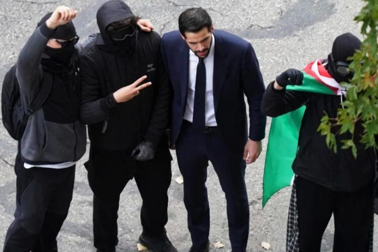Vinculan a político francés con un grupo de encapuchados previo a disturbios